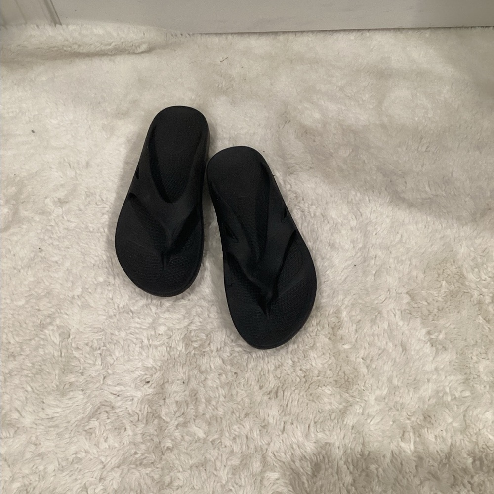 OOFOS unisex Black Women's Flip Flop Sandals